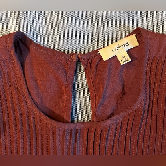 Wilfred (Aritzia) Romantic Style Top - Burgundy. Size US XS - Picture 3 of 3